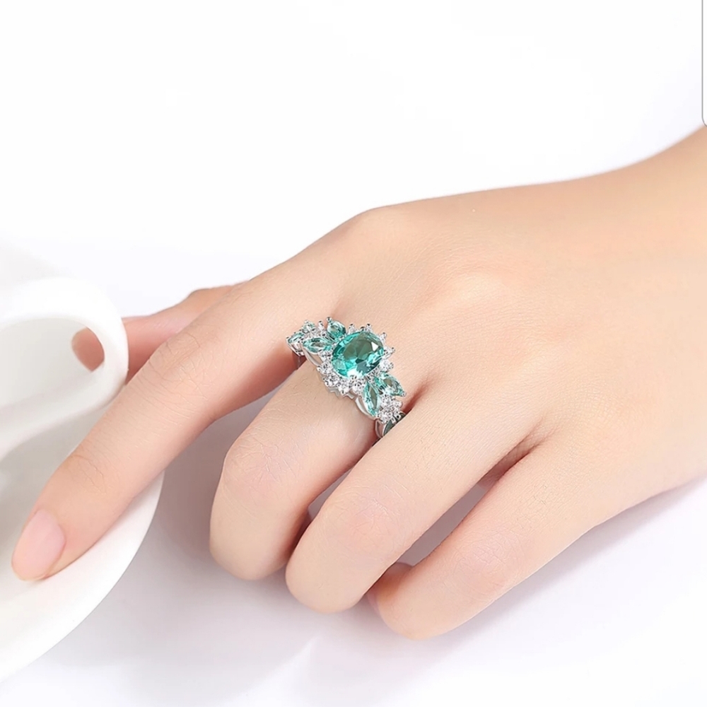 NEW woman's green clear Crystal ring!!!! - Picture 5 of 5